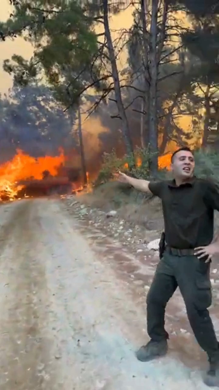 Çanakkale'deki orman yangınında bir itfaiye aracı yandı, itfaiye erleri canını zor kurtardı