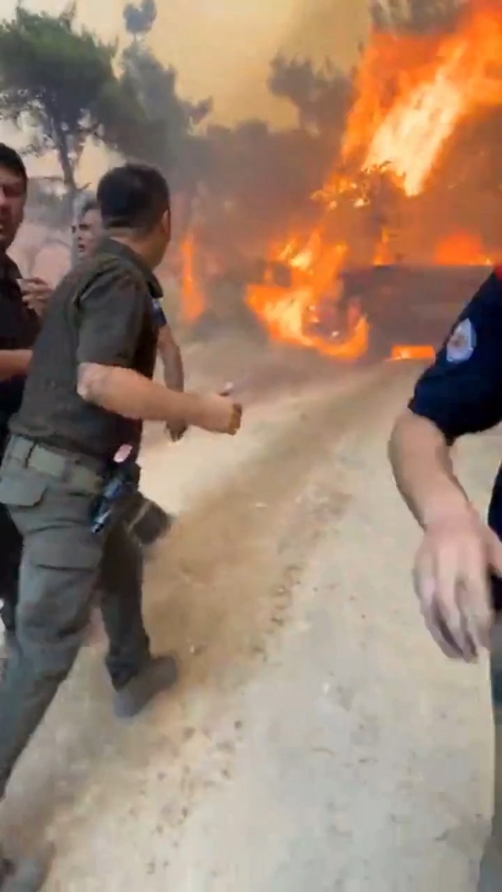 Çanakkale'deki orman yangınında bir itfaiye aracı yandı, itfaiye erleri canını zor kurtardı