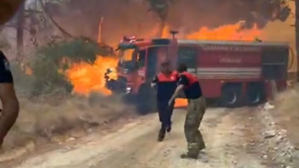  Çanakkale'deki orman yangınında bir itfaiye aracı yandı, itfaiye erleri canını zor kurtardı