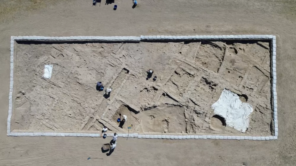 Çatalhöyük’ten 800 yıl daha eskiye tarihlenen höyükte ilk defa sokak bulundu