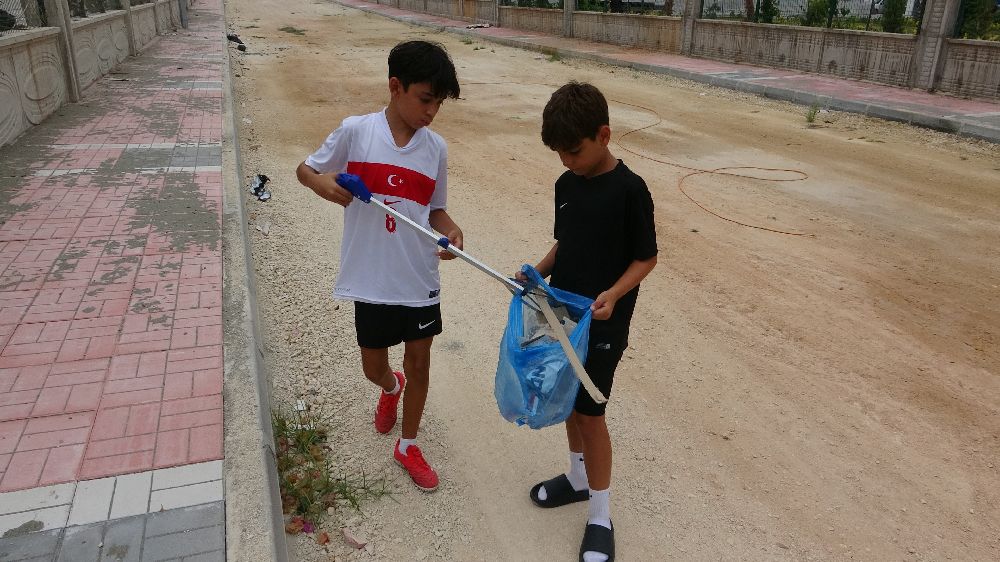 Çevreci çocuk sosyal medyada çöp toplama hareketiyle dikkat çekti