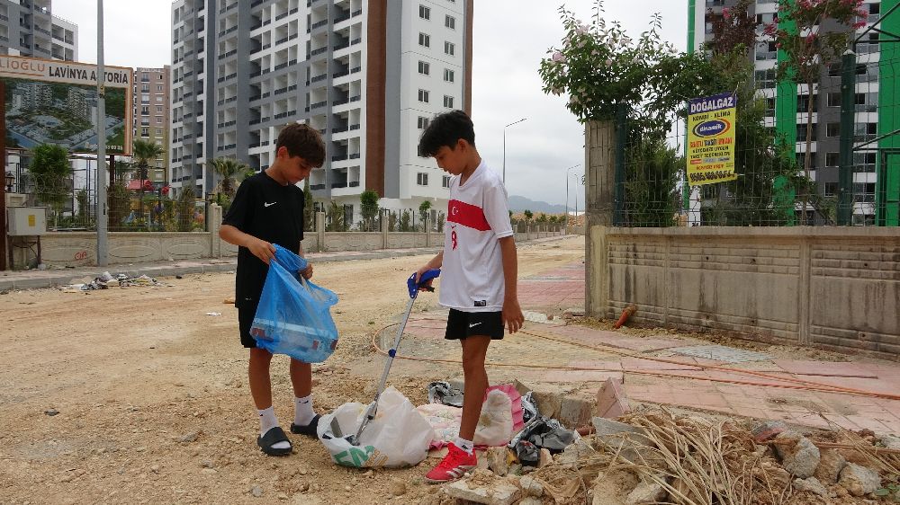 Çevreci çocuk sosyal medyada çöp toplama hareketiyle dikkat çekti