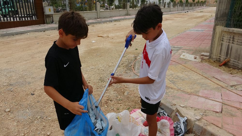 Çevreci çocuk sosyal medyada çöp toplama hareketiyle dikkat çekti