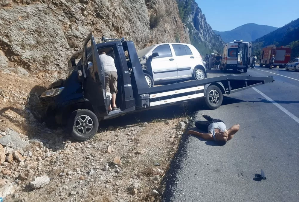 Antalya Akseki-Manavgat karayolunda kafa kafaya çarpıştılar 5 yaralı