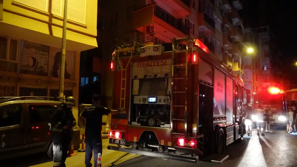 Dairenin balkonunda çıkan yangın korkuttu genç kız gözyaşlarına hakim olamadı