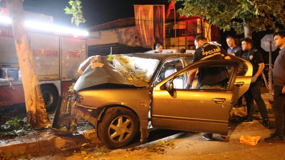 Denizli'de Feci kaza Doğum günü kutlamasından dönen gençlerden 2 ölü 1 ağır yaralı 