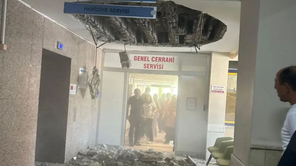 Denizli Devlet Hastanesinde yaşanan tavan çökmesinde 2 kişi yaralandı
