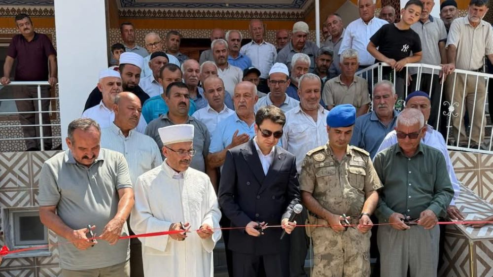 Depremde yıkılan cami dualarla ibadete açıldı