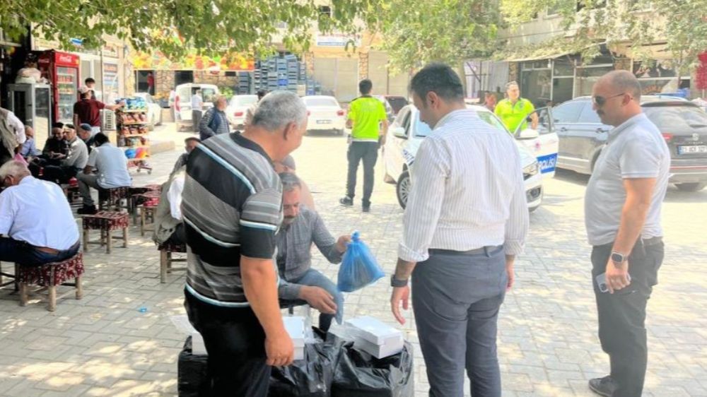 Dicle Kaymakamı Atış, İlçe Emniyet Amiri Özkan ile birlikte esnafı ziyaret etti