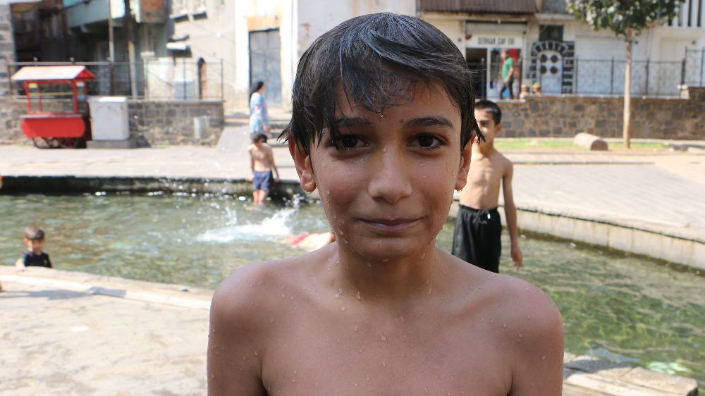 Diyarbakırlı çocuklar yataktan kalkıp süs havuzuna koşuyor