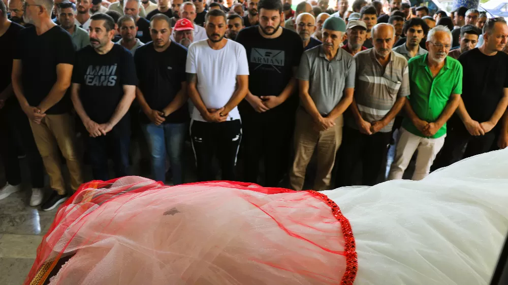 Doğum günü faciasında ölen genç kız son yolculuğuna al duvaklı gelinlikle uğurlandı