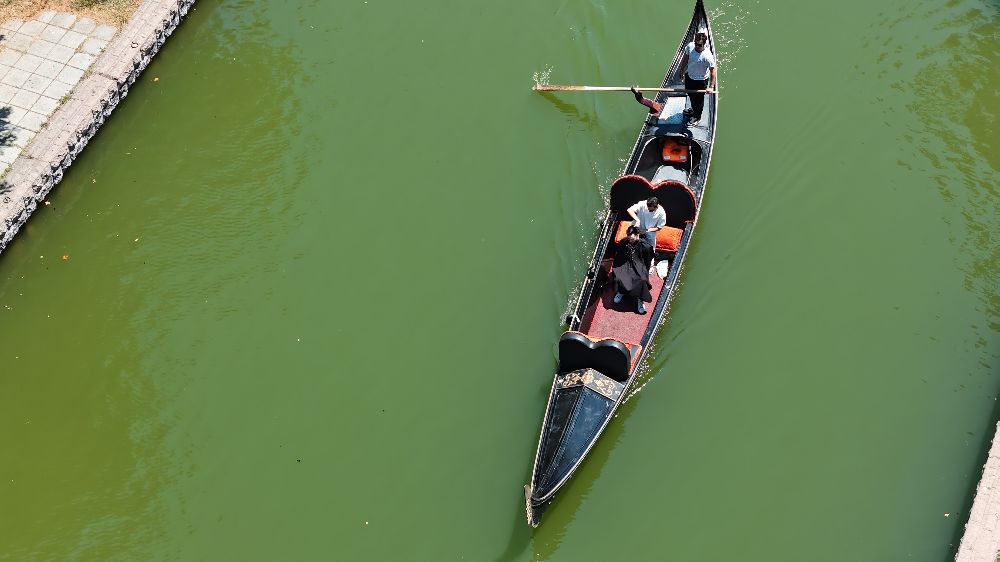 Dükkanda değil su üzerinde saç tıraşı