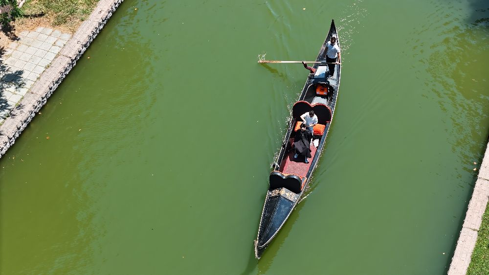 Dükkanda değil su üzerinde saç tıraşı