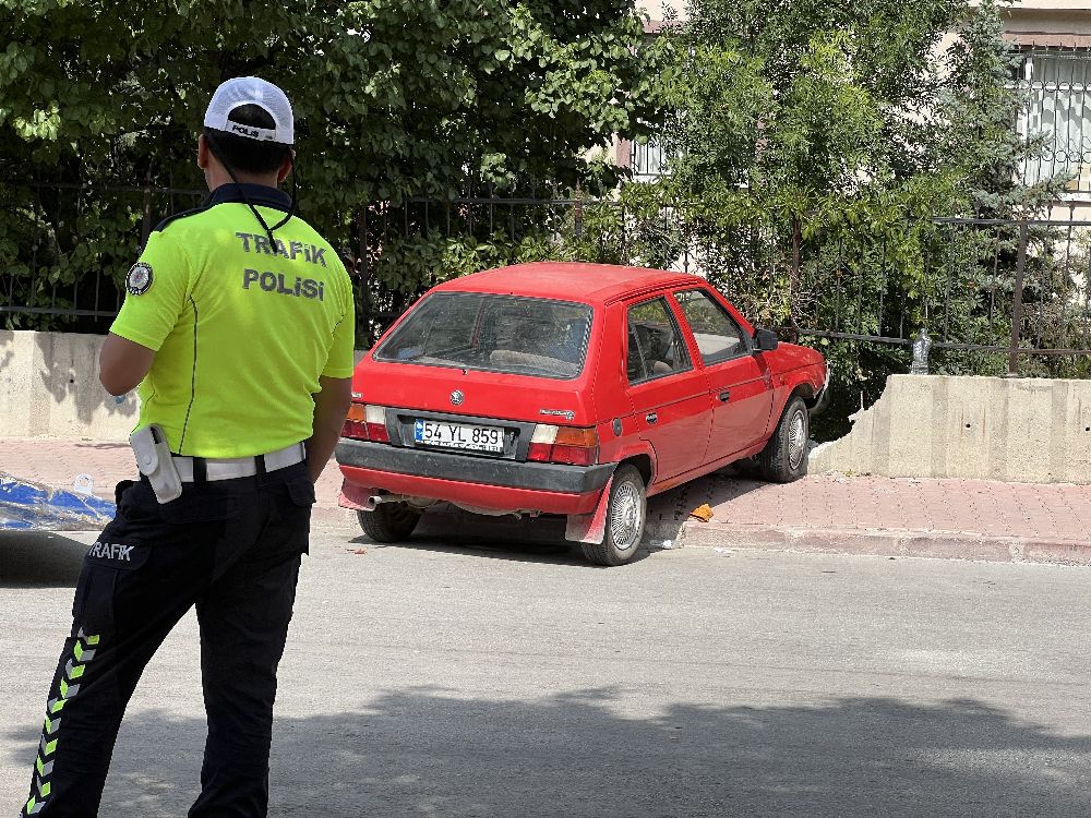 Dur ihtarına uymadı önce polise ardından duvara çarptı