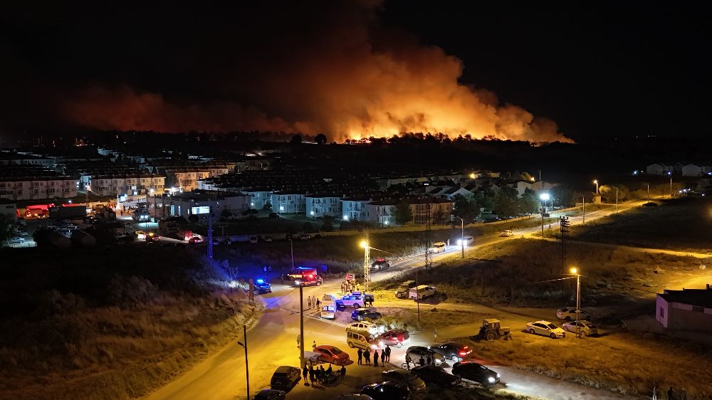   Edirne'de orman yangın hızla devam ediyor Alevlerin evlere sıçramasına az kaldı, Köyler tahliye ediliyor