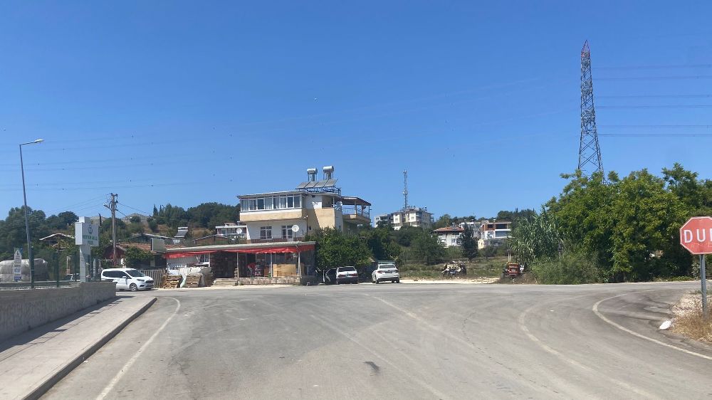 El frenini çekmeyi unutup arkasından koştuğu otomobil park duvarına çarparak durabildi