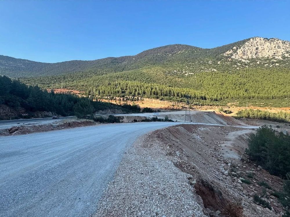 Elmalı-Finike Bölünmüş Yol Projesinde İkinci Etap Çalışmaları Devam Ediyor