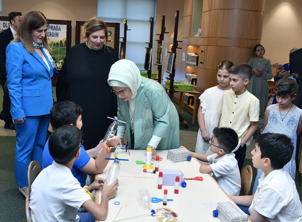 Emine Erdoğan Gürcistan Cumhurbaşkanı Mikheil Kavelashvili'nin eşi Tamar Bagrationi ile Millet Kütüphanesinde