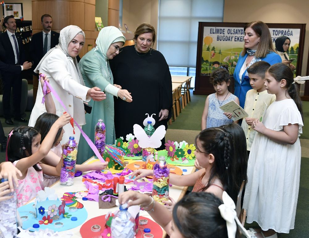 Emine Erdoğan Gürcistan Cumhurbaşkanı Mikheil Kavelashvili'nin eşi Tamar Bagrationi ile Millet Kütüphanesinde