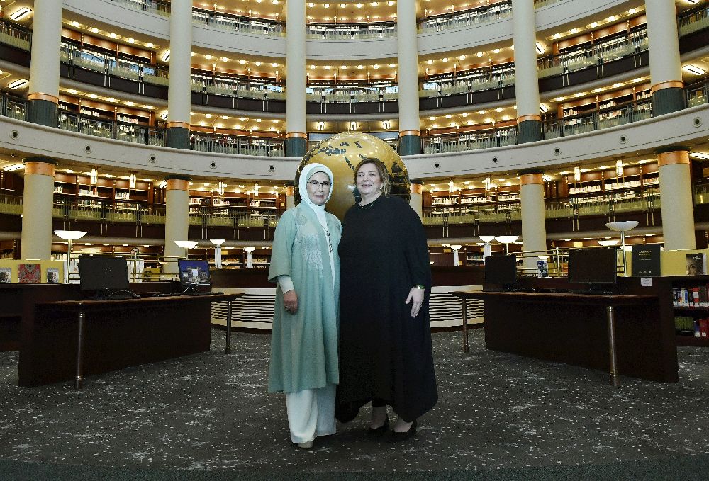 Emine Erdoğan Gürcistan Cumhurbaşkanı Mikheil Kavelashvili'nin eşi Tamar Bagrationi ile Millet Kütüphanesinde