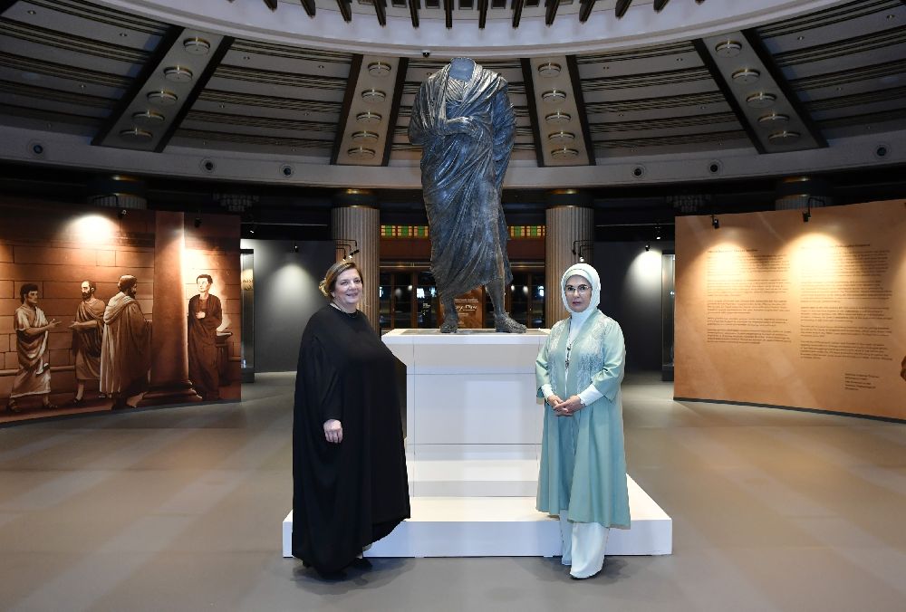 Emine Erdoğan Gürcistan Cumhurbaşkanı Mikheil Kavelashvili'nin eşi Tamar Bagrationi ile Millet Kütüphanesinde