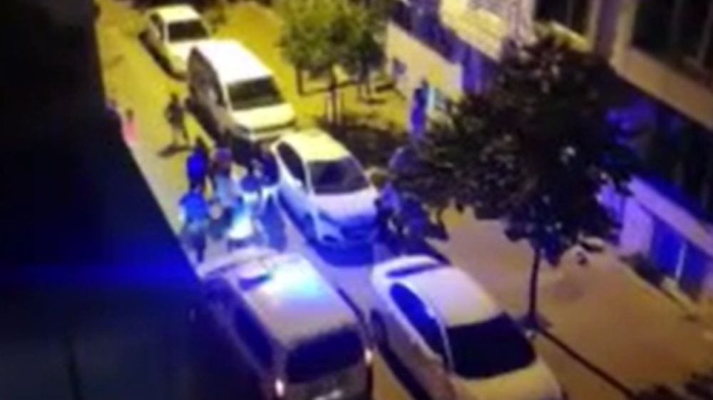 Esenyurt'ta bıçaklı kavga! Polise yumruk attı