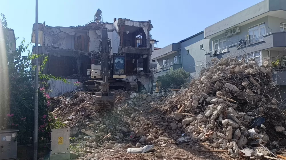 Evler sallanınca 112'yi aradılar Sebebi arka sokaktaki bina yıkımıymış