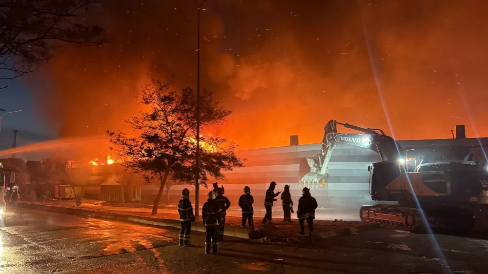  Gaziantep’te geri dönüşüm fabrikasındaki yangın 7 saatte  kontrol altına alınabildi 