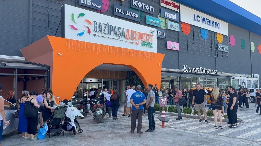 Gazipaşa'da AVM otoparkında otomobil yangını