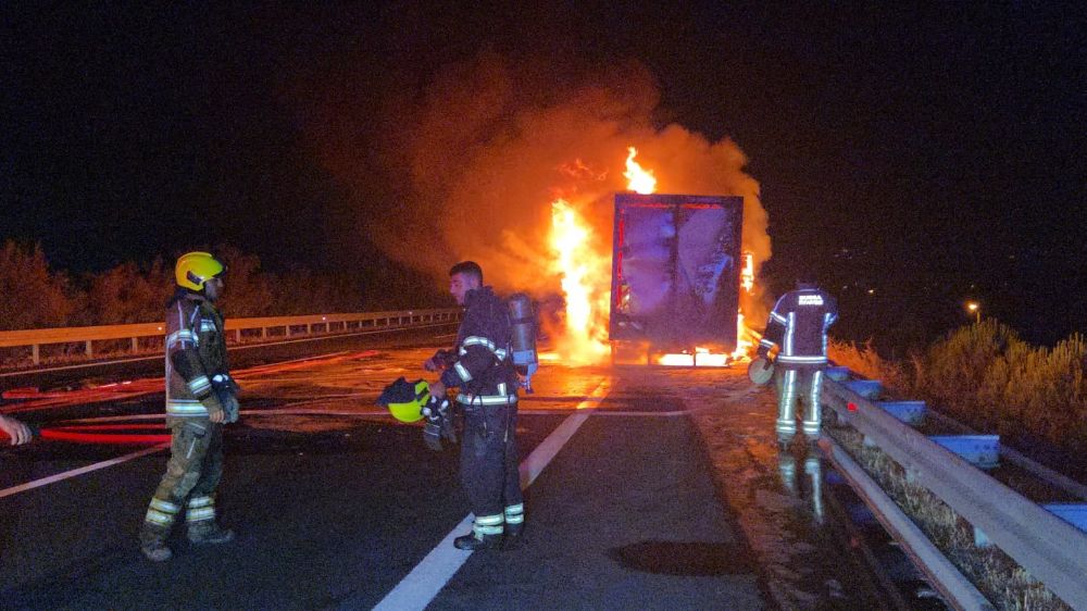 Gebze - Orhangazi - İzmir otoyolunda seyir halindeki Kargo kamyonu alev aldı