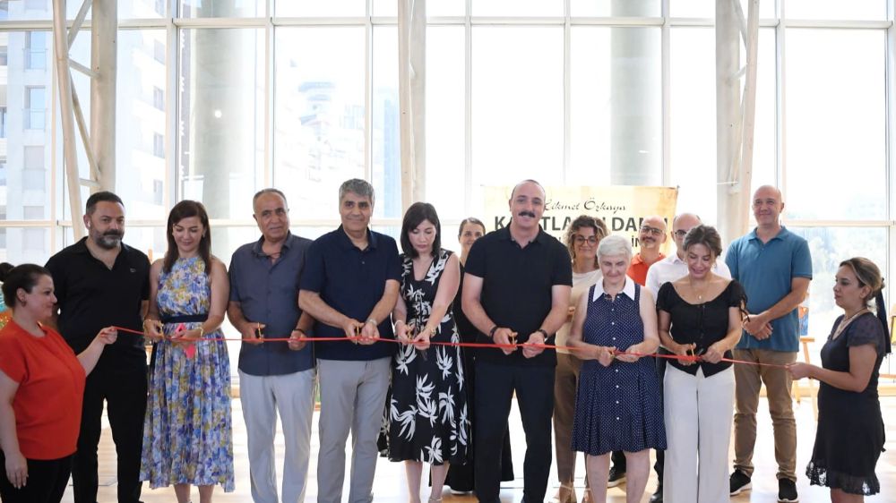 Geri dönüşümle sanat buluştu "Kağıtların Dansı” sergisi Konyaaltı’nda açıldı