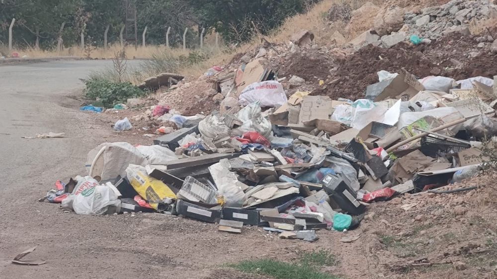 Gölbaşı’nda yol kenarına bırakılan çöpler çevreyi kirletiyor