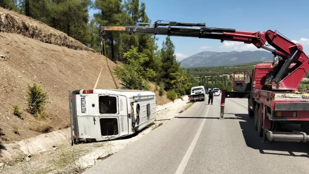 Gölhisar Acıpayam yolunda Viraja hızlı giren minibüs şarampole devrildi 1 yaralı