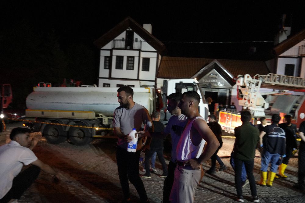 Gümüşhane’de uygulama otelde çıkan yangında 3 personel dumandan etkilendi yangın paniğe neden oldu