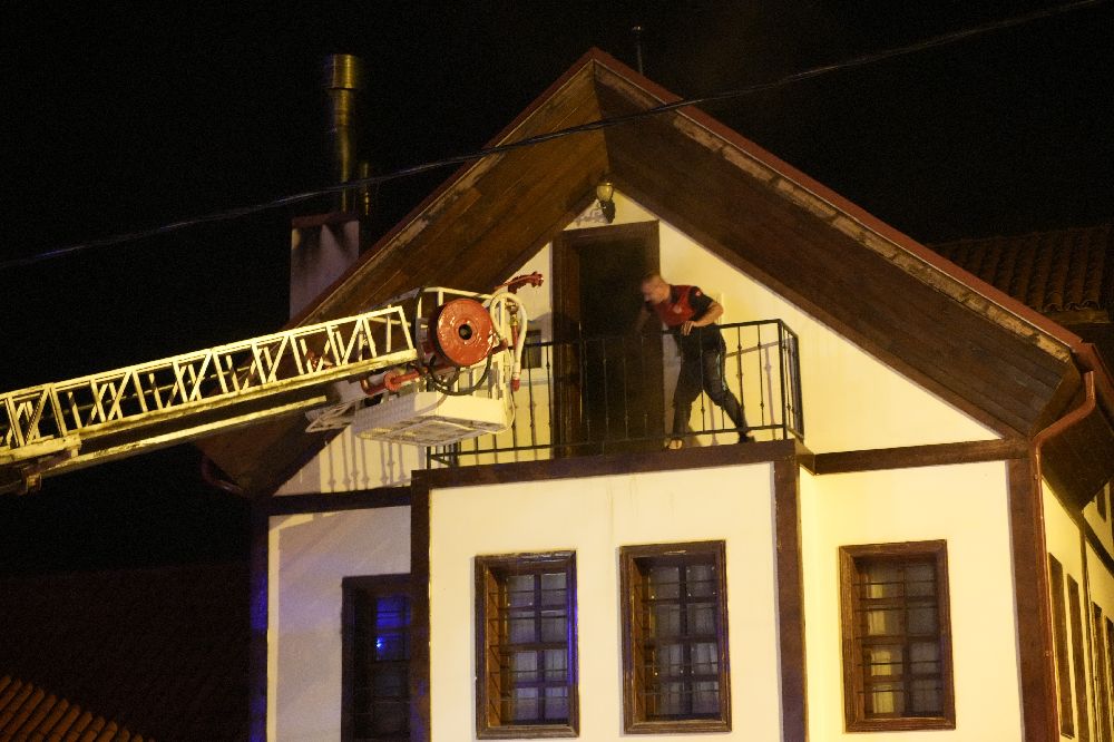 Gümüşhane’de uygulama otelde çıkan yangında 3 personel dumandan etkilendi yangın paniğe neden oldu