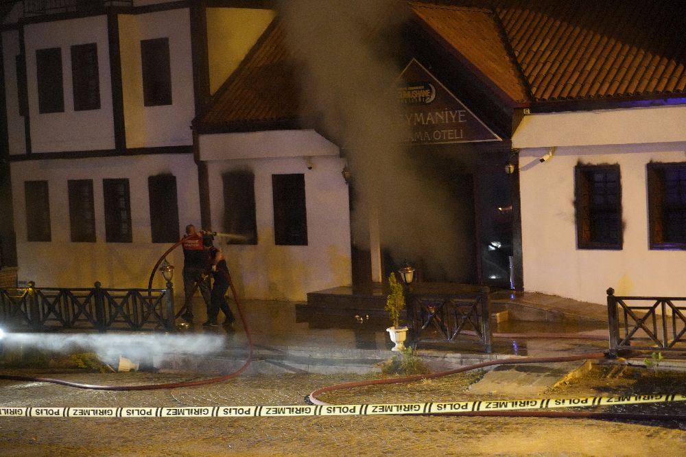 Gümüşhane’de uygulama otelde çıkan yangında 3 personel dumandan etkilendi yangın paniğe neden oldu