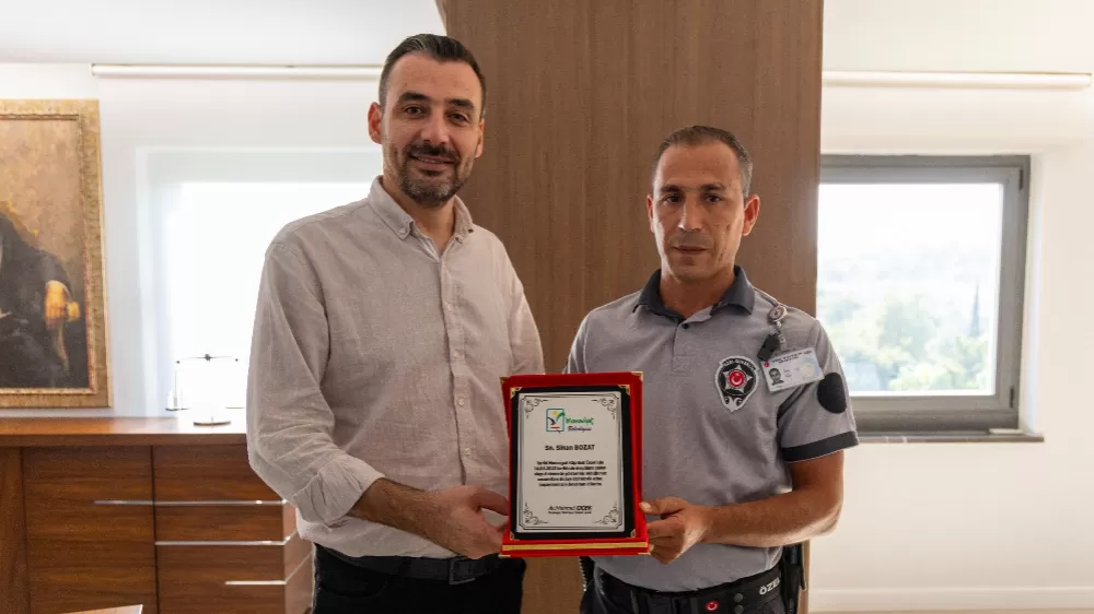 Hayat kurtaran cesaret Manavgat Belediyesi güvenlik görevlisine plaket