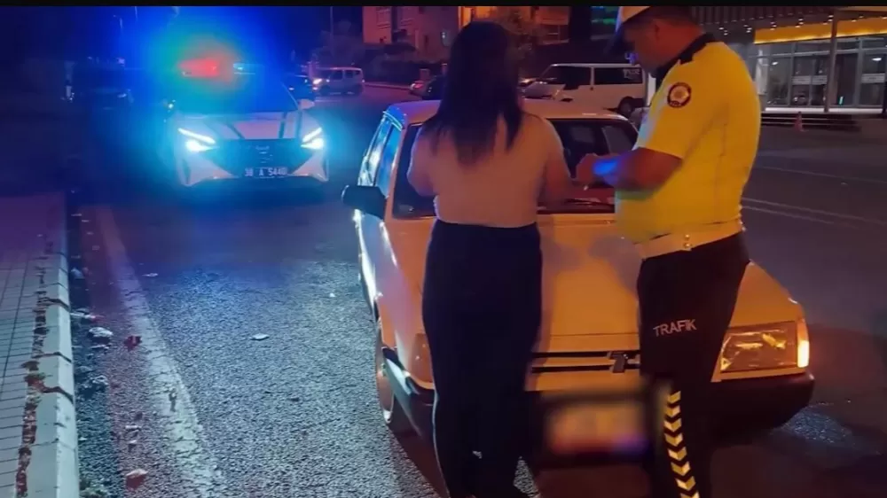 Hep Erkekler yapacak değil ya ! Bu seferde Kadın sürücü ceza yedi 