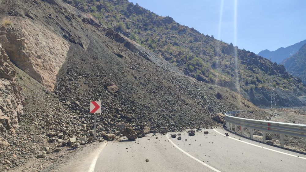 Heyelan nedeniyle Yusufeli-Artvin ve Yusufeli-Erzurum karayolları ulaşıma kapandı