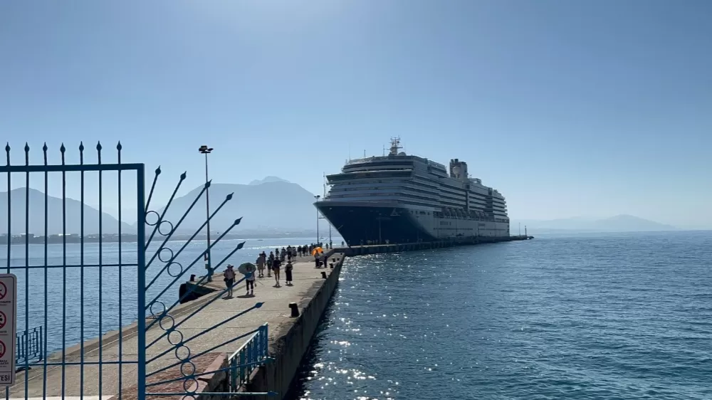 Hollanda Bandıralı Oosterdam Alanya’ya demir attı