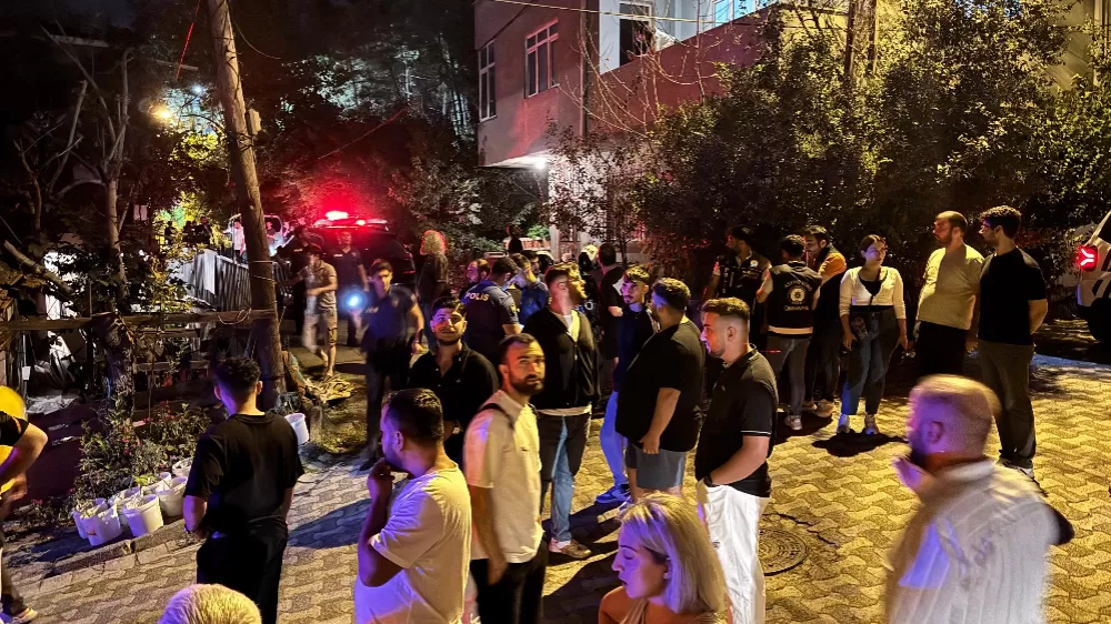 İnsanlara ne oluyor böyle  İstanbul Ümraniye'de sokak ortasında vahşet Satırla boğazı kesilerek öldürüldü