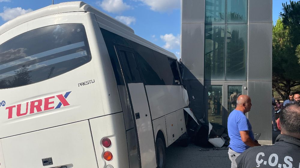 İşçi servisi direğe çarptı: 16 yaralı