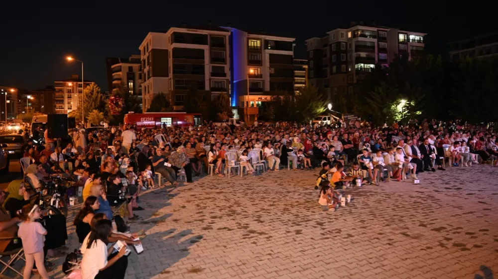 Isparta Çünür Mahallesinde yaz akşamı sinema keyfi