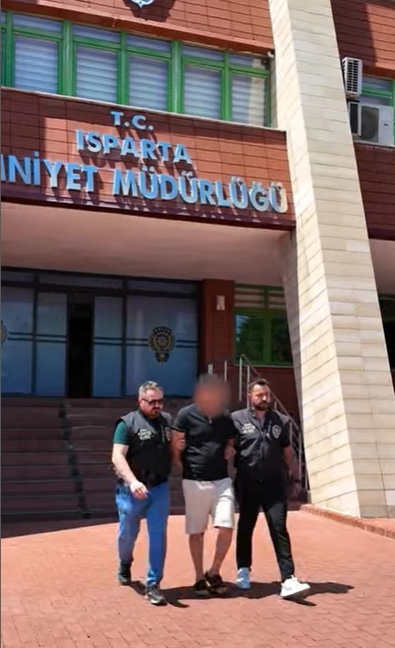 Isparta'da Birlikte yaşadığı 4 çocuk eski eşini boğarak öldüren şahsın ev sahibi olayın detaylarını anlattı