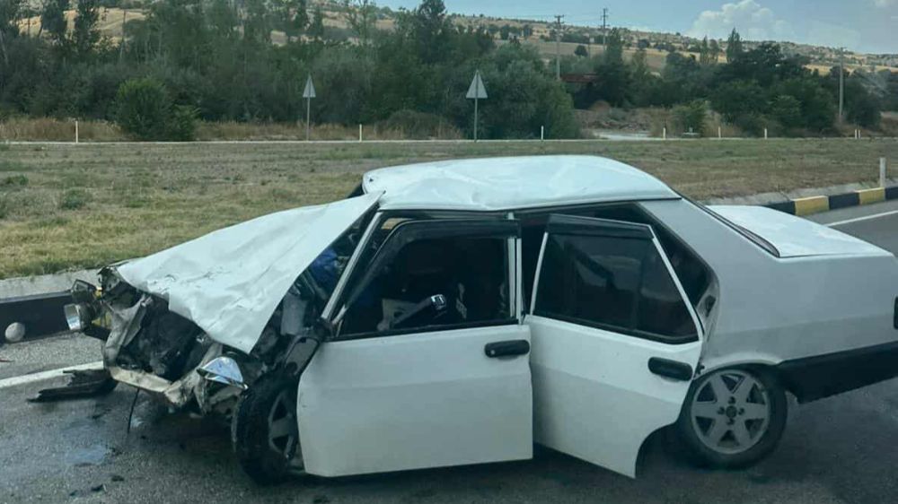 Isparta'da iki otomobil çarpıştı 2'si çocuk 7 kişi yaralandı