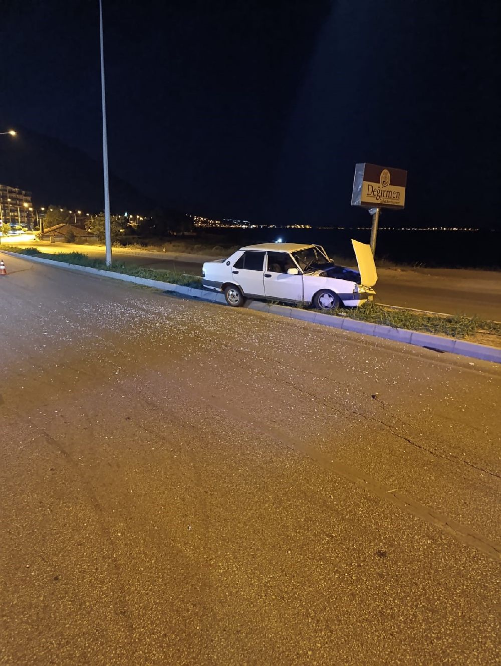 Isparta Eğirdir'de Alkollü sürücü direğe çarpıp refüje çıktı 1 yaralı
