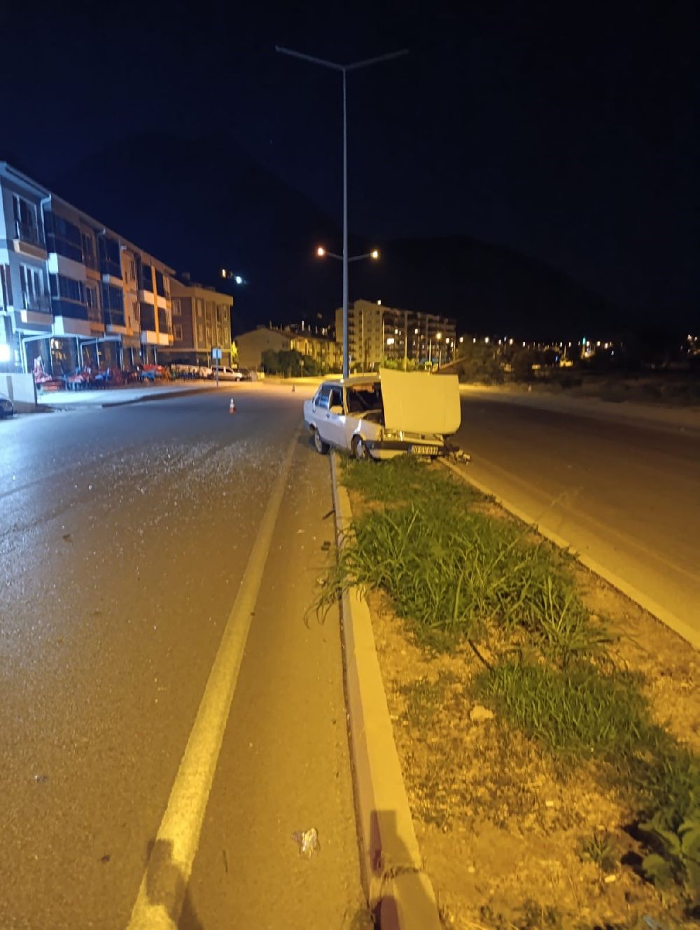 Isparta Eğirdir'de Alkollü sürücü direğe çarpıp refüje çıktı 1 yaralı
