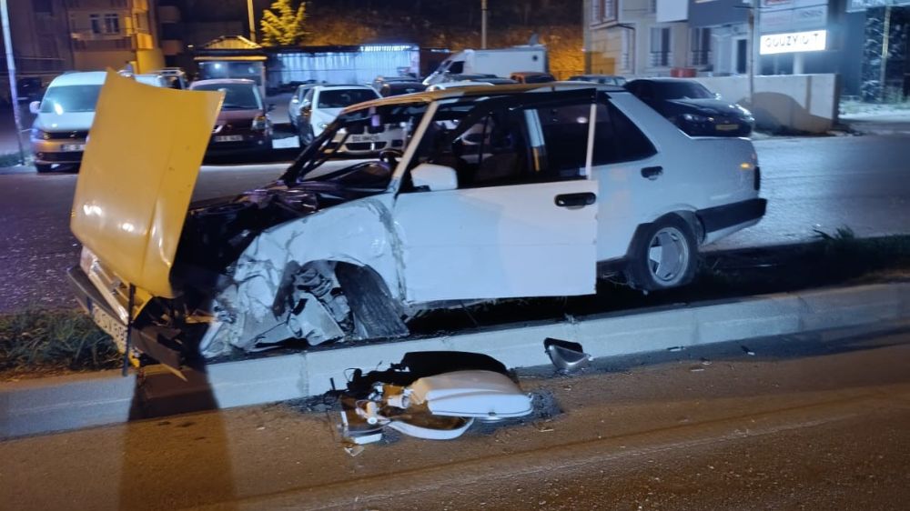 Isparta Eğirdir'de Alkollü sürücü direğe çarpıp refüje çıktı 1 yaralı 