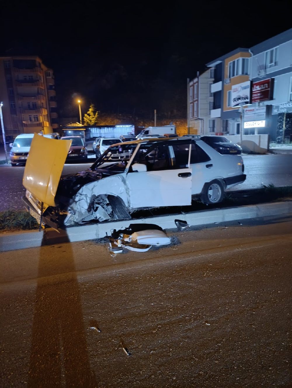 Isparta Eğirdir'de Alkollü sürücü direğe çarpıp refüje çıktı 1 yaralı