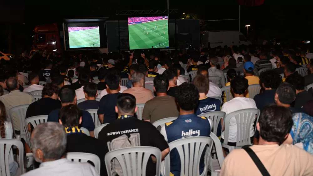 Isparta Fenerbahçe maçını dev ekrandan izledi